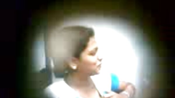 செக்ஸ்ட்ராக்டிவ் மஞ்சள் நிற மில்ஃப் தனது பாழடைந்த கழுதையை கடுமையாக குத்துகிறது