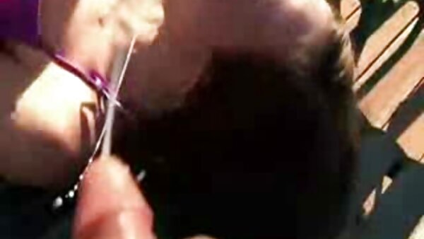 ஒல்லியான அழகி மெலிசா ரோஸ் கடையில் தலை காட்டுகிறார்