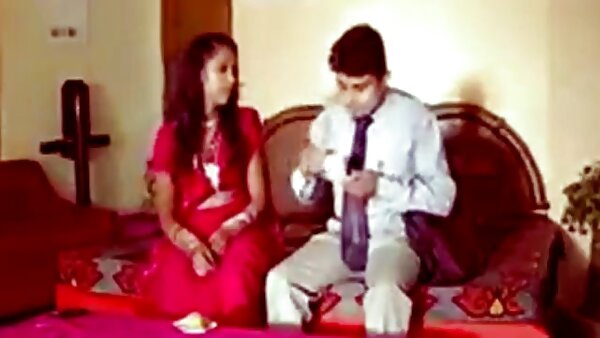அழகான லிஸ் டெய்லரின் காதலன் அவளை தனது தோழியின் வீட்டில் விரும்புகிறான்
