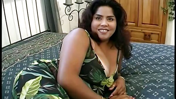 ஹார்ன் மேட் ப்ரூனெட் MILF தனது புதர் நிறைந்த ட்வாட்டை டில்டோவுடன் துளைக்கிறது
