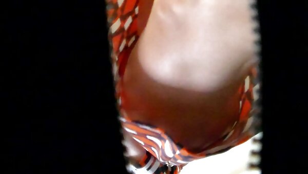 அப்பாவி அழகி டீன், மொட்டையடித்த தன் கண்களை விரல்களால் பாசத்தில் வைக்கிறாள்