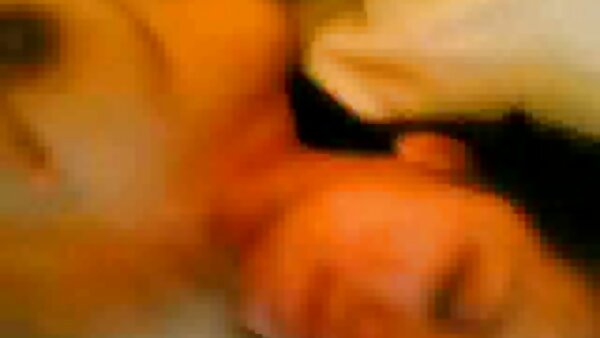 அழகான மொழிபெயர்ப்பாளர் ஏஞ்சல் கிறிஸ், வெவ்வேறான நிலையில் ஈரமான பசியுள்ள புண்டையை ஆட்டிக் கொண்டிருக்கிறாள்