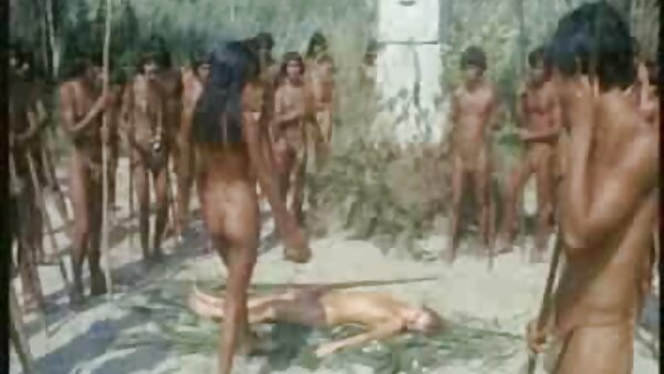 திருப்தியடையாத அழகி செக்ஸ் பாட் மிஷனரி போஸில் தனது கிட்டியை கடுமையாக இடித்தது