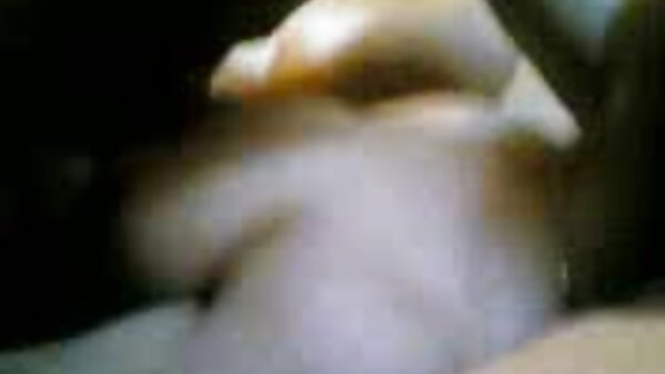 அமெச்சூர் 18 யோ ஸ்லட் ஒரு மாட்டுப் பெண்ணைப் போன்ற பெரிய கொழுத்த சேவல் சவாரி