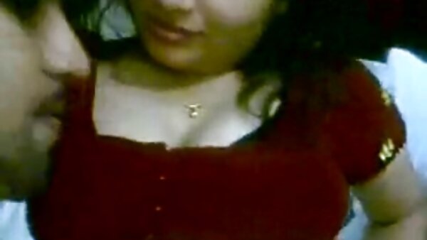 பிரமிக்க வைக்கும் வெள்ளை MILF பெரிய கருப்பு டிக் பந்துகளை ஆழமாக உறிஞ்சும்