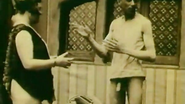 செக்ஸ்-பசியுள்ள பொன்னிற டைமா பெல்லா மேசையில் அவளது பொம்மையை விளையாடுகிறாள்
