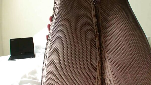 சிஸ்லிங் நெஸ்ட்டோர் குஞ்சு அலெக்சிஸ் மே கனமான ஹார்ட் டிக்கை சவாரி செய்கிறது