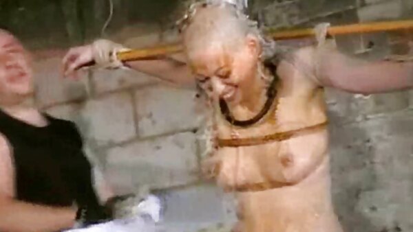 கவர்ச்சியான நெகிழ்வான குழந்தை இவானா சூடான இரத்தம் கொண்ட கல்லூரி சக மாணவனால் புணர்ந்தாள்